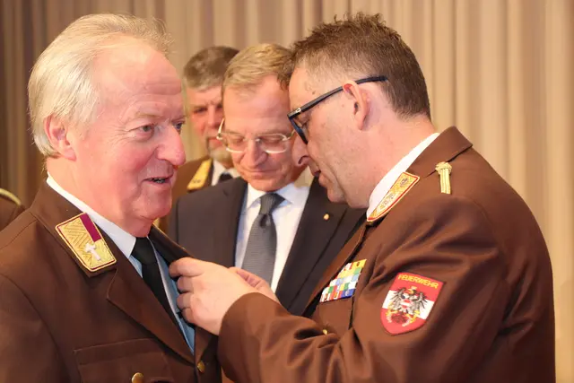Pater Arno erhält die Feuerwehr-Verdienstmedaille in Gold. | Foto: Staudinger