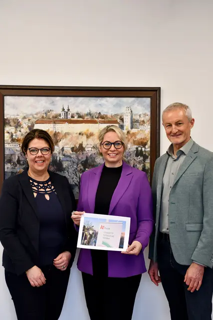 Karin Dietachmayr präsentierte am Gemeindeamt ihr Innovationsprojekt „Paula“. Mit dabei waren Bürgermeisterin Dagmar Fetz-Lugmayr (li.) und Amtsleiter Reinhard Haider. | Foto: Gemeinde Kremsmünster