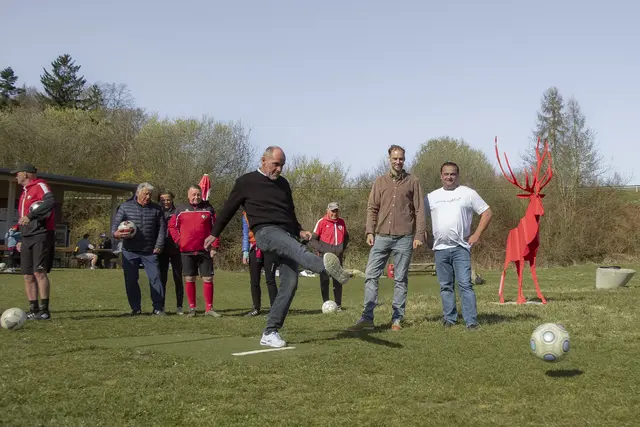 Geschäftsführer Florian Reitsammer (2. v. r.) und Obmann Albert Troppmair (r.) von der Leader-Region Oberinnviertel-Mattigtal „Dahoam aufblian“ verfolgen den symbolischen Startschuss von Präsident Joe Stopfner, Soccergolf Innviertel.
 | Foto: Soccergolf Innviertel