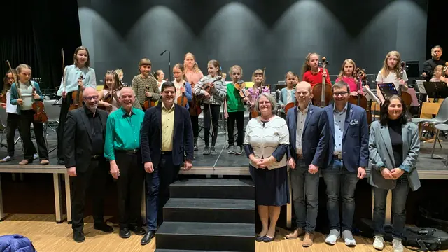 Zahlreiche Ehrengäste feiern die musikalischen Talente.  | Foto: Musikschule Wolkersdorf