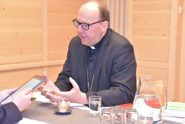 Kirche und junge Menschen: Glettler sieht den Dialog mit Jugendlichen als Schlüssel, um Relevanz und Nähe zu vermitteln. | Foto: MeinBezirk/Rebeiz