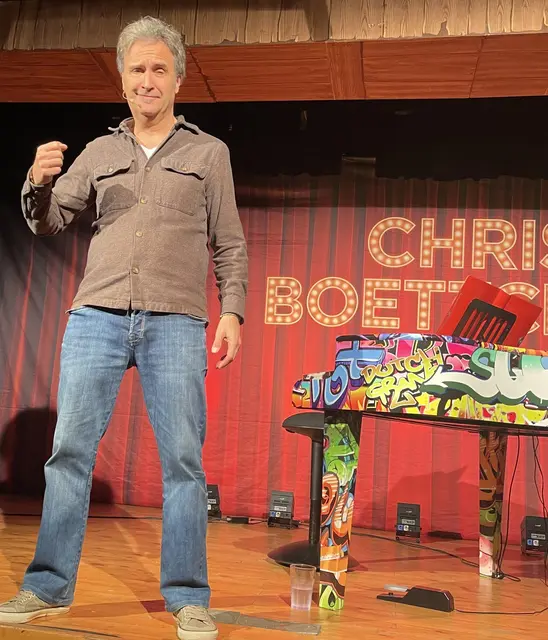 Chris Boettcher begeisterte im ausverkauften Gemeindesaal das Publikum mit musikalischen Parodien.  | Foto: Johanna Weber
