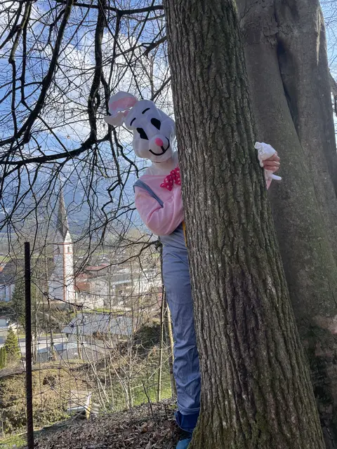 Da staunten die vielen Kinder als plötzlich der Osterhase zwischen den Bäumen zu sehen war.  | Foto: Johanna Weber