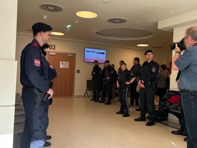 Großes Polizeiaufgebot bei der Verhandlung am Dienstag.  | Foto: Ronja Reidinger/MeinBezirk