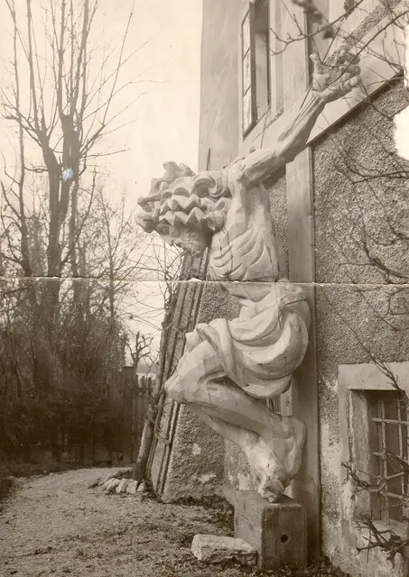 Das monumentale Werk im Entstehen, hier lehnt es am Cordonhaus.  | Foto: AdlhartARCHIV
