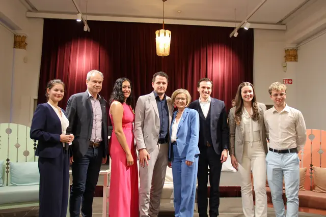 Die Teilnehmenden der Podiumsdiskussion mit den beiden Moderator/innen des 4. Jahrgangs | Foto: BHAK/BHAS Bad Ischl