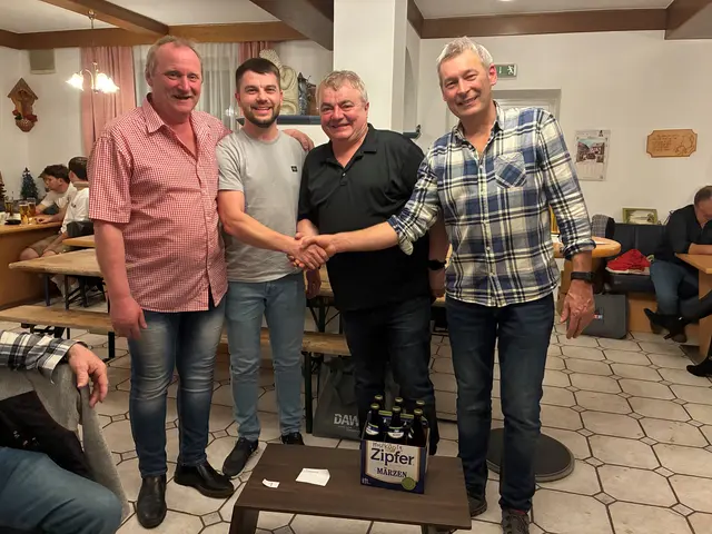 Die Jury kürte Thomas Reiter (2. v. l.) für seinen ausgezeichneten Tropfen zum Höhnharter Mostkönig. | Foto: Gemeinde Höhnhart