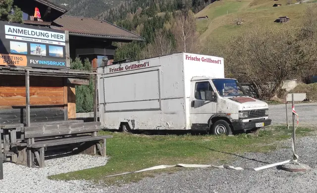 Altfahrzeug mit gebrochenem Rahmen und markanten Karosserieschäden | Foto: TBW Est. Stubai