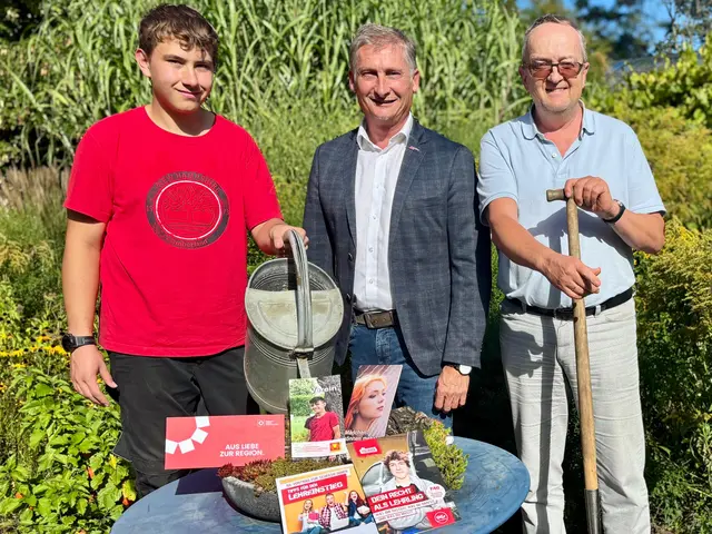 Freuen sich mit den Schülern über die Frderung. AK-Chef Riedl und Reinhard Zuba. | Foto: Markus Kahrer