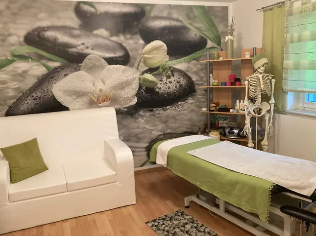 Im Fachinstitut in Reichraming bietet Tamara Wögerbauer unterschiedliche Massagetechniken an. | Foto: Tamara Wögerbauer