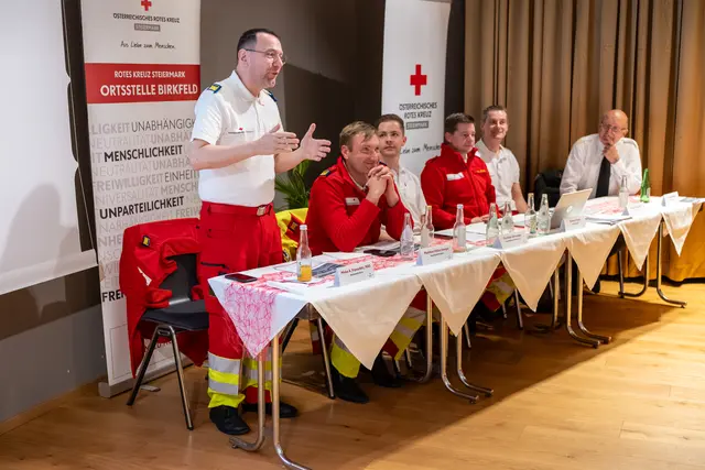 Bezirksstellenleiter Mirko A. Franschitz, Bezirksgeschäftsführer Matthias Habersberger, Schriftführer-Stv. Christian Schwaiger, Ortsstellenleiter Reinhard Köck, Kassier Peter Leitenbauer und Rotkreuz-Arzt Friedrich Ritter (v. l.) | Foto: Martin Baumegger "HammerPhotography”