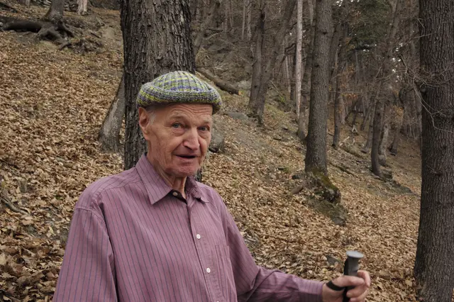 Bert Wieser (83) marschiert täglich 150 Höhenmeter über den Silbersberg zur Agnes Ruh.  | Foto: Santrucek