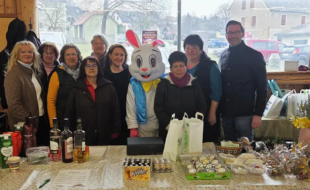 Die VP-Frauen Edelschrott mit dem Osterhasen und Bürgermeister Georg Preßler | Foto: Holzmann
