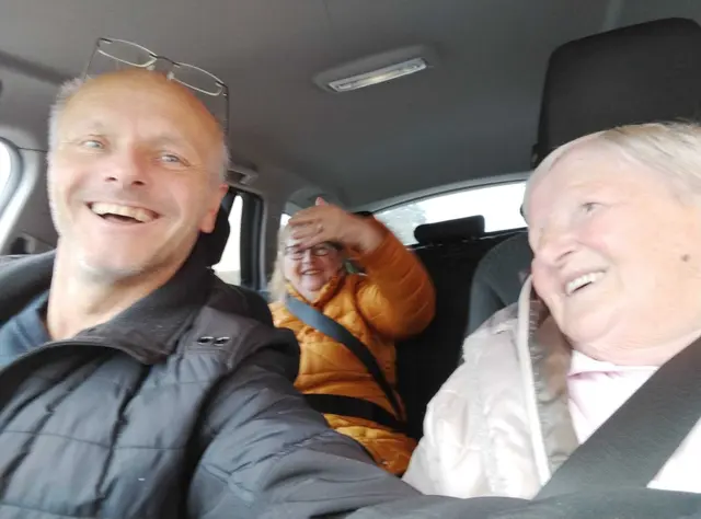 Christian Marinka, Pfleger, mit Frau Marianne Musits, Beifahrerin und Frau Dietlinde Kundegraber - hinten sitzend. 