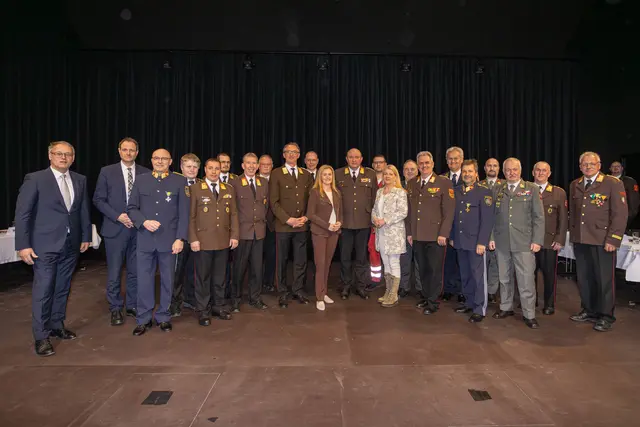 Ferdinand Schwarz, Markus Sauer, Johannes Prennsberger, Pater Michael Weiss, Norbert Schmidtberger, Michael Baumgartner, Alois Zaussinger, Johann Baumgartner, Martin Boyer, Dr. Anton Wanecek, Petra Tanzler, Karl-Heinz Greiner, Mato Brcinovic, Irene Neumann-Hartberger, Peter
Beisteiner, Martin Reidl, Christian Hnat, Manfred Frieß, Mario Ernst, Michael Lippert, Josef Kappel, Johann Hierzer | Foto: Presseteam BFKDO Wr.Neustadt