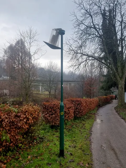 Vandalen zerstörten Straßenbeleuchtungskörper. | Foto: Gemeinde Kremsmünster