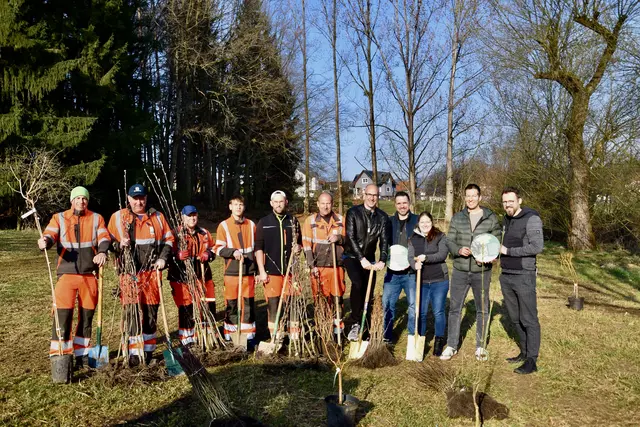 In Weiz fand der Spatenstich für die 70 Meter lange Hecke, im Zuge des „NaturVerbunden - NaturNetzwerk Oststeiermark“ Projektes statt. | Foto: MeinBezirk/Leonie Herrmann