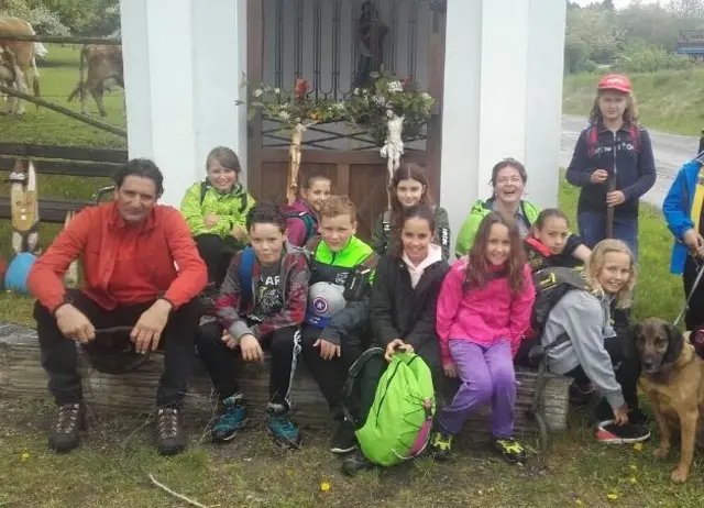 In der Volksschule Liebenfels ist es Tradition, dass die Schüler einen Teil des Weges mitgehen. | Foto: Privat