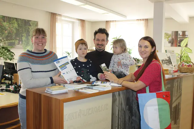 Mobilitätsmanagerin Hanna Gratzer übergibt Vizebürgermeister Joseph Hofmarcher und der Stadträtin für Bildung, Kultur und Stadtentwicklung Barbara Schagerl die Mobilitätsmappe  | Foto: Stadtgemeinde Scheibbs