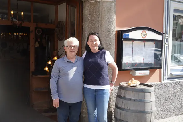 Restaurantbesitzer Dzemsi Begzati mit Alexandra Hager (Tourismusverband Werfen) vor der Pizzeria Bella Grotta. Hier findet vom 27. bis zum 29. März der Spendenmarathon mit Gratis-Pizza gegen eine freiwillige Spende für den guten Zweck statt. | Foto: Emanuel Hasenauer