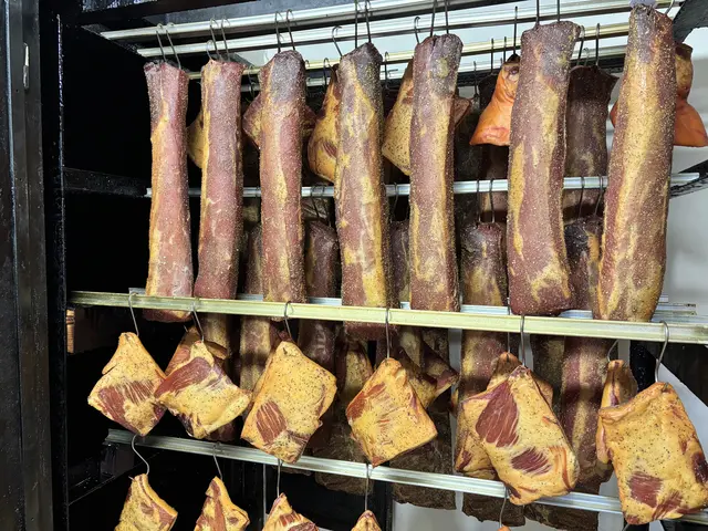 Je nach Teilstück reift der Speck zwischen zwei und acht Monaten, bis er sein volles Aroma entfaltet. | Foto: MeinBezirk/Astrid Moder