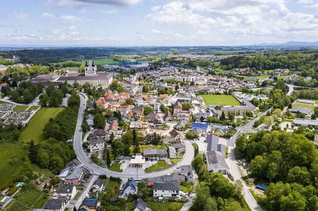 Das Stift Kremsmünster liegt oberhalb des Ortes. | Foto: Max Habich