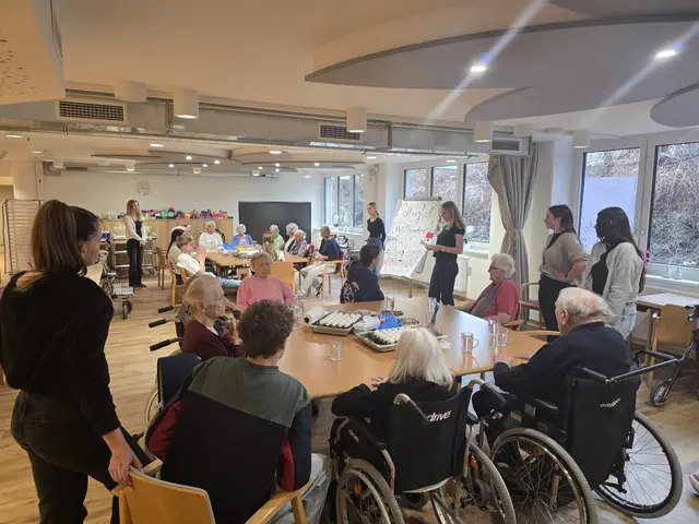 Osterfreude im Seniorenheim mit Schülerinnen und Schüler der Höheren Lehranstalt für Pflege Zell am See