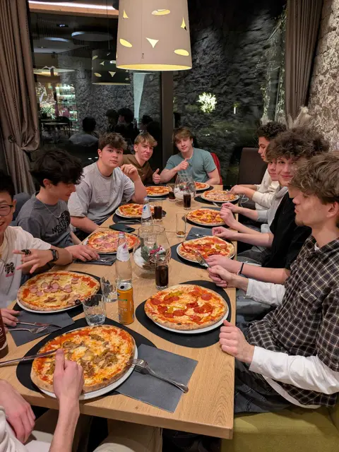 Gemeinsames Pizzaessen gehörte natürlich auch dazu. | Foto: BG/BRG Reutte