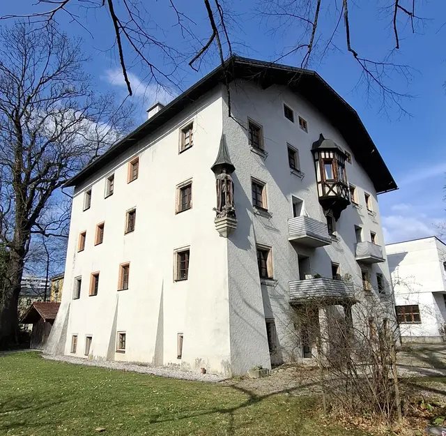 Das Cordon-Haus, von der Familie Adlhart 1909 erworben, dient heute u.a. dem AdlhartARCHIV mit dem Nachlass des Bildhauers. Die Nischenfigur des hl. Georg an der Hausecke stammt aus der Werkstatt von Jakob Adlhart sen. 1909, der Fachwerkerker im 3. Obergeschoß aus 1927. | Foto: Michael Neureiter