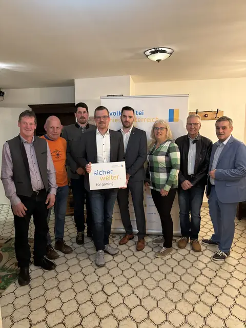 Gemeindeparteitag in Gaming: Kurt Brüller (4.v.l.) bleibt "Chef" der Volkspartei. | Foto: Volkspartei Gaming
