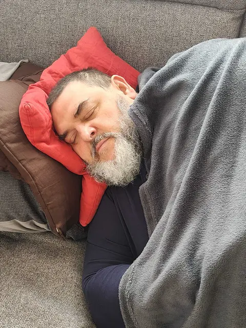 Christian Klug ist oft stundenlang ans Bett gefesselt. | Foto: Klug