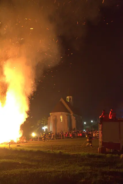 Am Karsamstag lodert wieder das Osterfeuer am Petersberg