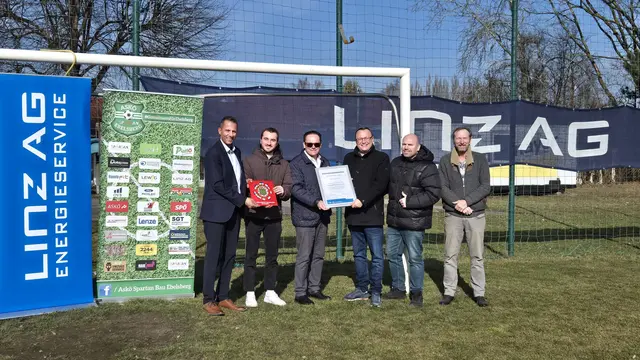 V.l.: Thomas Priglinger, Maximilian Gall, Bernd Freisais allesamt Linz Energieservice GmbH-LES, ASKÖ Ebelsberg Obmann Mario Weindl, Sektionsleiter Fußball Roman Jansenberger, Vorstandsmitglied Ernst Feldmayr. | Foto: ASKÖ Ebelsberg