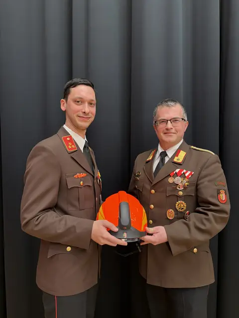 Helmwechsel bei der Feuerwehr Sattledt