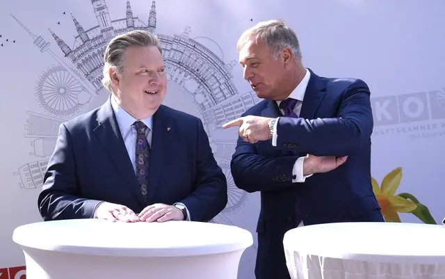 Bürgermeister Michael Ludwig (SPÖ) und WKW-Präsident Walter Ruck (ÖVP) betonen beide, wie wichtig die Schanigärten in Wien sowohl für Gesellschaft als auch für die Wirtschaft sind.  | Foto: Andreas Pölzl/MeinBezirk