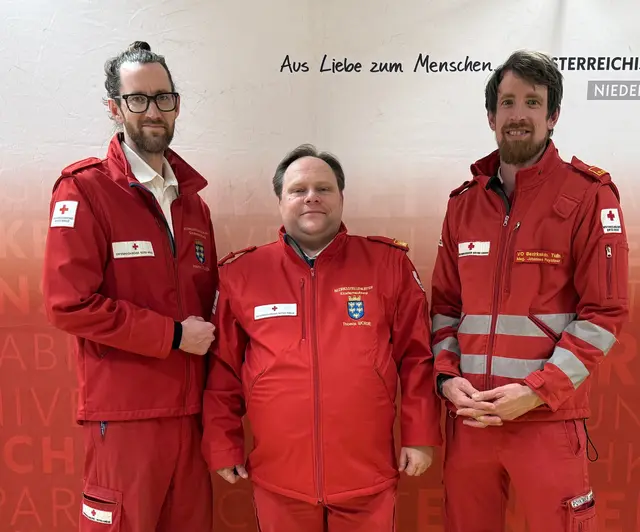 Die wiedergewählte Bezirksstellenleitung: Thomas Wordie (mitte) mit den beiden Stellvertretern Oliver Rudolf (l.) und Martin Stiller.   | Foto: Rotes Kreuz Klosterneuburg