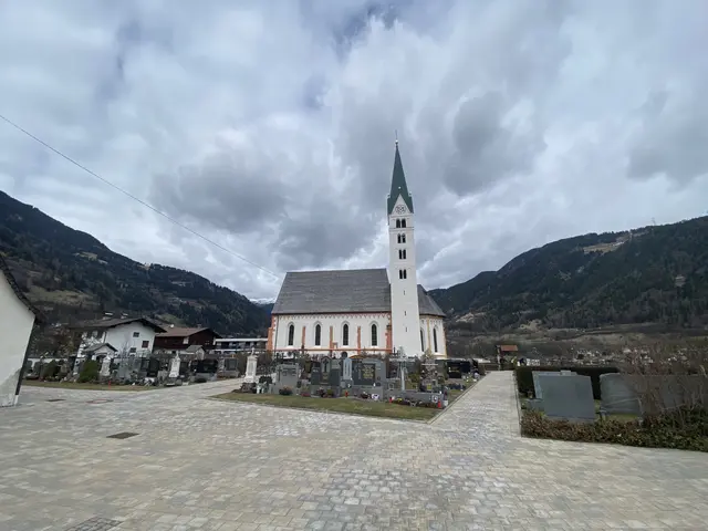 Pünktlich zur 1.000-Jahr-Feier im Jahr 2027 wurden auch bei der Pfarrkirche in Prutz Restaurierungsarbeiten vorgenommen.  | Foto: Gemeinde Prutz