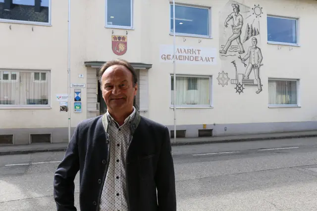 Bürgermeister Peter Harringer vor dem Marktgemeindeamt. | Foto: MeinBezirk/Maria Rabl