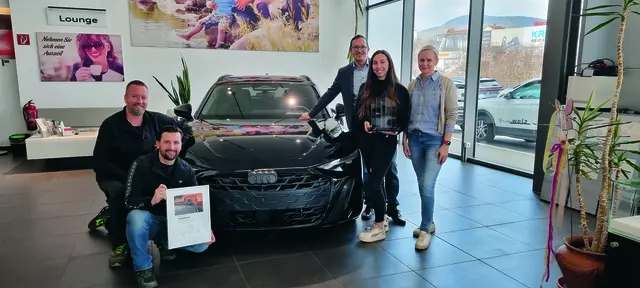 Betriebsleiter Günther Stoiber (hinten rechts) vom Autohaus Weiz freut sich mit seinem Team über die Auszeichnung "Audi Top Service Partner 2026". | Foto: Autohaus Weiz