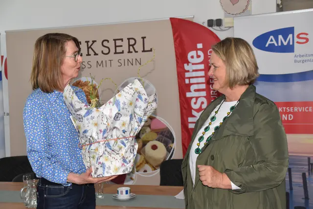 Zum Jubiläum überreichte Erika Gülli Helena Sengstbratl ein Blumengesteck. | Foto: MeinBezirk/Michael Strini