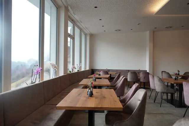 Der moderne Frühstücksraum bietet insgesamt Platz für bis zu 80 Gäste. Der Raum ist sehr freundlich und hell gestaltet. | Foto: Emanuel Hasenauer