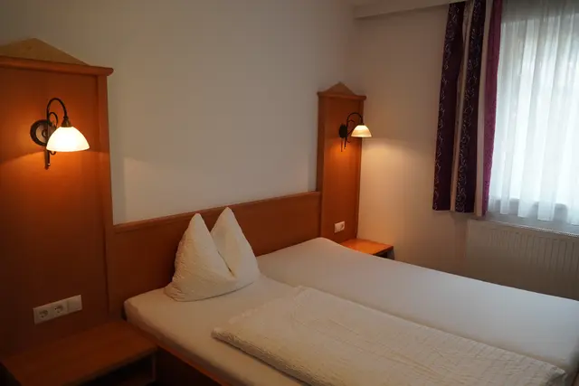 Die Zimmer sind sehr traditionell eingerichtet und komfortabel. | Foto: Emanuel Hasenauer