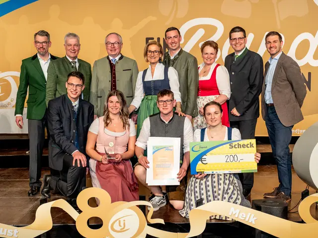 Rohr im Gebirge v.l.n.r.  1. Reihe: Matthias Luger, Angelina Jansch, Manuel Panzenböck, Sabine Pfeisinger; 2. Reihe: Florian Urban, Toni Kasser, Stephan Pernkopf, Johanna Mikl-Leitner, Alexander Bernhuber, Andrea Wagner, Lorenz Mayr, Stefan Wukovitsch | Foto: NIEDERÖSTERREICHISCHE LANDES-LANDWIRTSCHAFTSKAMMER