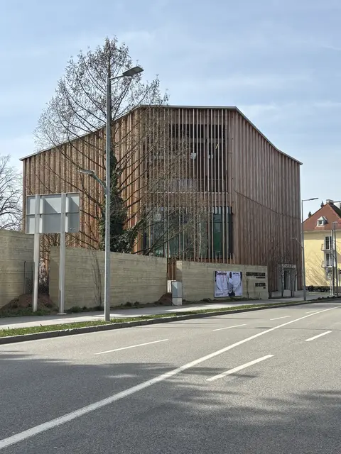 Dass das KinderKunstLabor als Ort für die Präsentation gewählt wurde, ist kein Zufall. „So ein Haus gibt es in ganz Europa nicht“, sagt künstlerische Leiterin Mona Jas. „Hier entdecken junge Menschen ihre Kreativität – und genau das wollen wir fördern.“ | Foto: Tanja Handlfinger