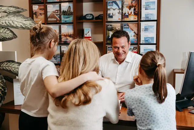 Gerald Eckhardt, Inhaber des Reisebüro ReiseZeit in Golling, nimmt sich gerne Zeit für seine Kunden und Kundinnen.   | Foto: SPW_Fotografie