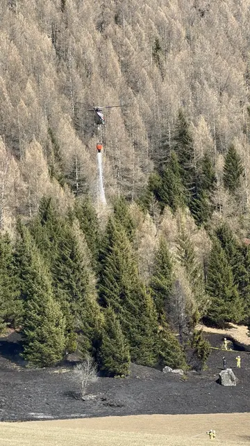 Beim Feuerwehreinsatz in Muhr am Nachmittag des 25. März 2026 kommt auch ein Hubschrauber zum Einsatz. | Foto: Feuerwehrbezirk Lungau / BSBÖ OVI Thomas Keidel