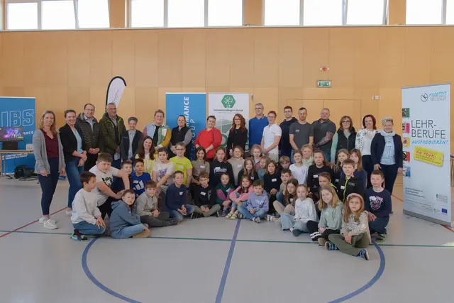 Volksschüler entdecken bei Workshop spannende Berufe