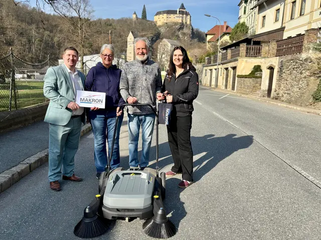 Für die kommenden Einsätze erhielt der Verein eine Kehrmaschine von der "Makron GmbH": | Foto: Markus Kahrer