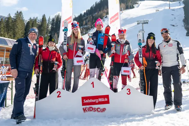 Die Lungauerin Elisabeth Schlick (3. v. re.) vom WA Ski Race Club Flachau fuhr bei den Österreichischen Ski-Meisterschaften auf der Turracher Höhe auf den dritten Platz im Riesentorlauf. | Foto: Schlick