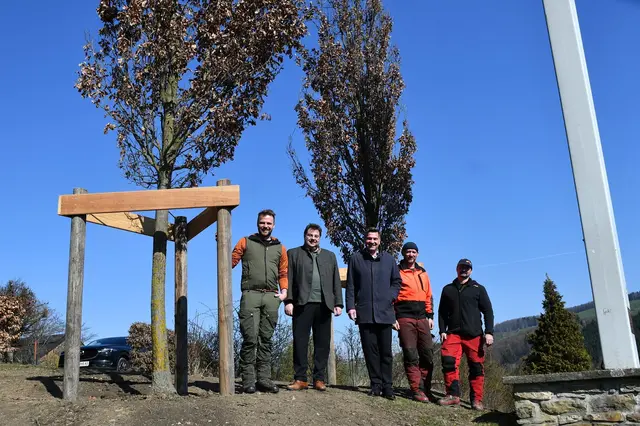 Stadtförster Georg Brenn, Landtagsabgeordneter Vizebürgermeister 
Mario Wührer und Bürgermeister Werner Krammer mit den beiden 
Forstarbeitern Johann Hirtenlehner und Patrick Stieger beim Krautbergkreuz | Foto: Stadt Waidhofen